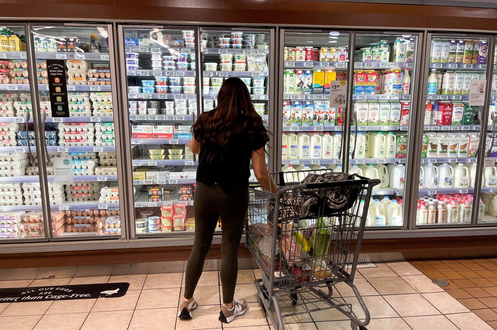 A woman shops in a supermarket as rising inflation affects consumer prices in Los Angeles, California, U.S., June 13, 2022. (Reuters Photo)