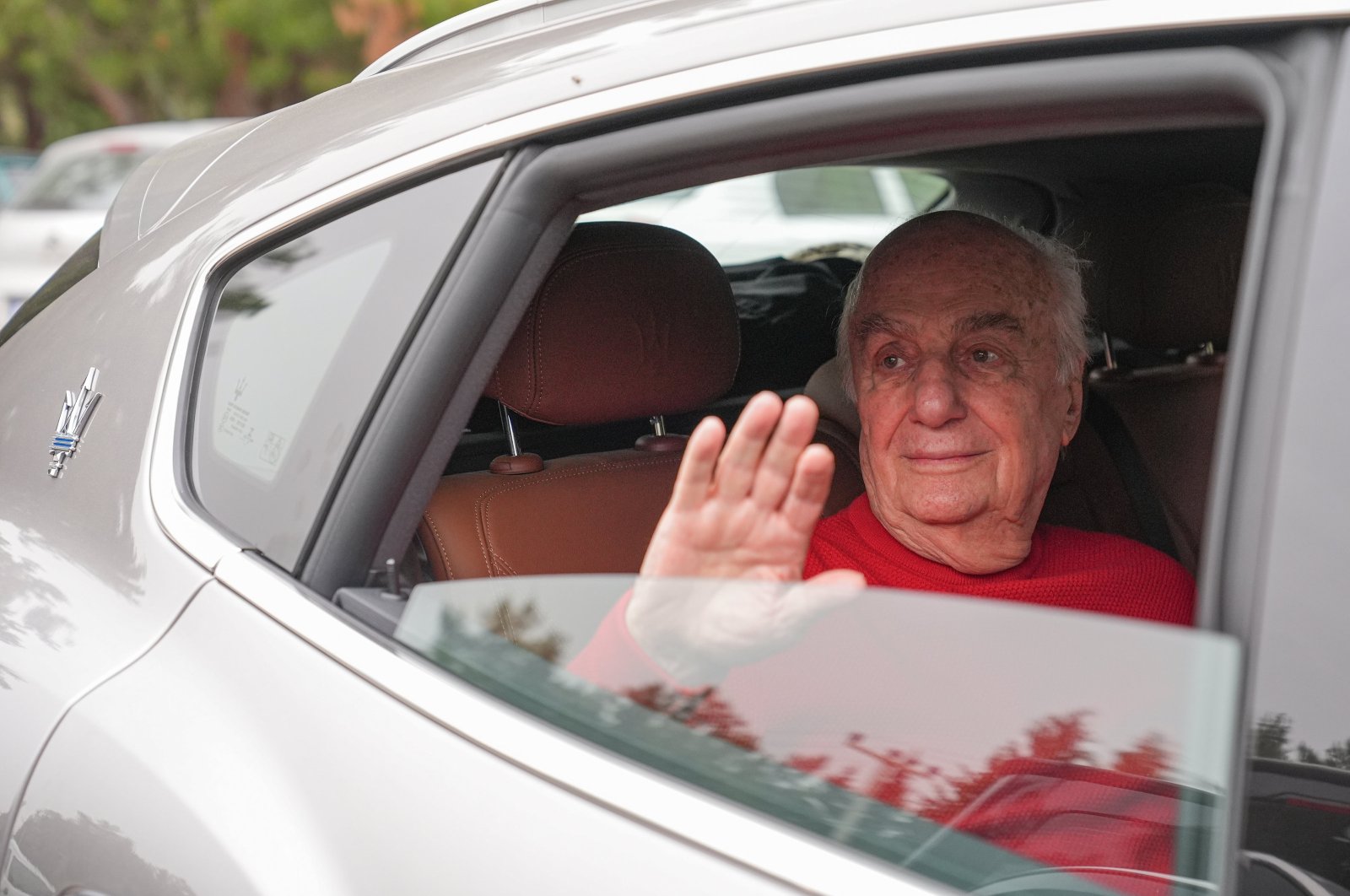 Former Gen. Çetin Doğan waves as he leaves prison, İzmir, western Türkiye, May 17, 2024. (AA Photo)