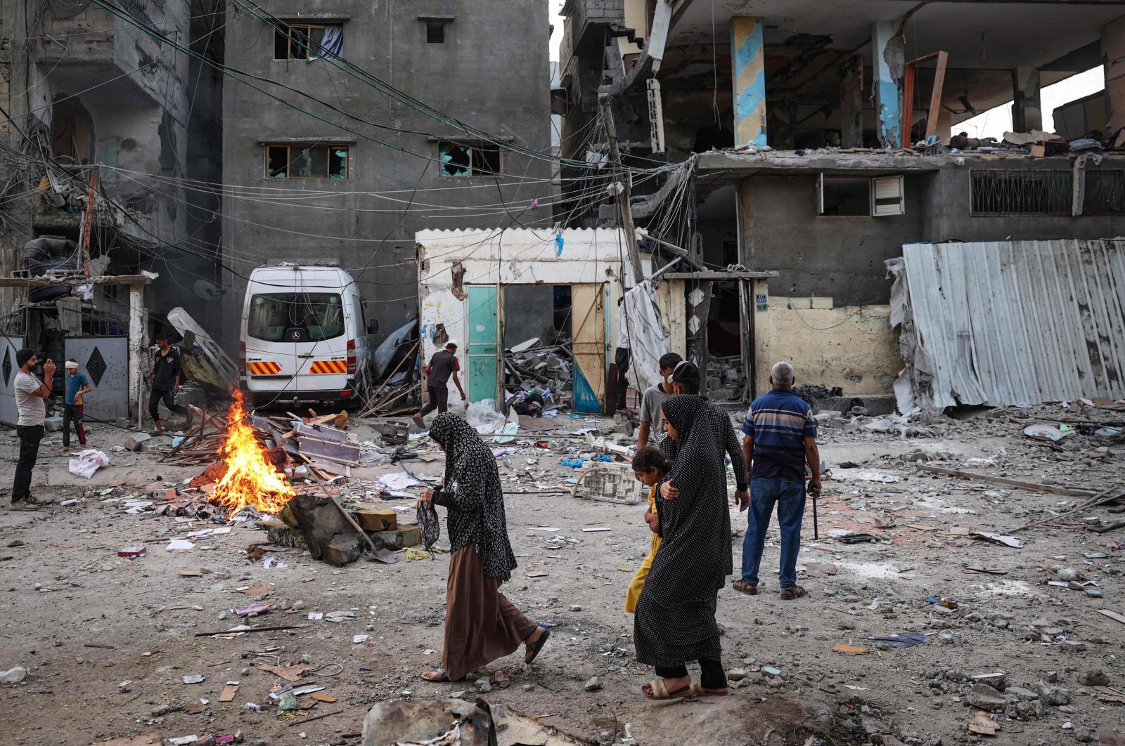 Palestinians look at the rubble of a family house that was hit overnight by Israeli bombardment in the Tal al-Sultan neighborhood, Rafah in southern Gaza, Palestine, May 20, 2024. (AFP Photo)