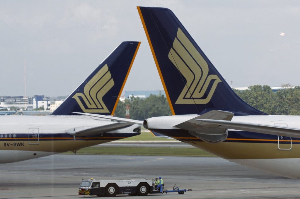 Singapore Airlines (SIA) planes sit on the tarmac in Singapore's Changi Airport, March 3, 2016. (Reuters Photo)