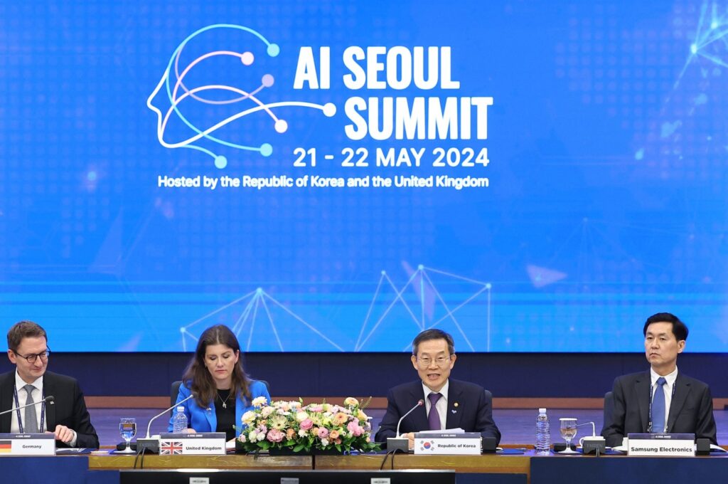 South Korea's Science Minister Lee Jong-ho (2R) delivers an opening speech during the ministerial session of the AI Seoul Summit at the Korea Institute for Science and Technology, co-hosted by South Korea and Britain, in the capital city of Seoul, South Korea, May 22, 2024. (EPA Photo)