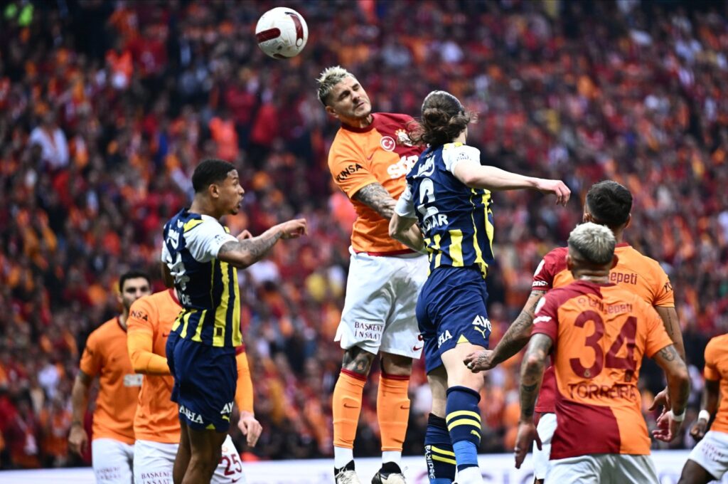 Galatasaray's Mauro Icardi (C) vies for the ball with Fenerbahçe's Çağlar Söyüncü (3rd R) during the Süper Lig match at RAMS Park, Istanbul, Türkiye, May 19, 2024. (AA Photo)