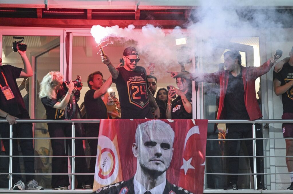 Galatasaray's Mauro Icardi (C) leads fans in celebrating the team's Süper Lig victory at the Florya Metin Oktay Facilities, Istanbul, Türkiye, May 26, 2024. (AA Photo)