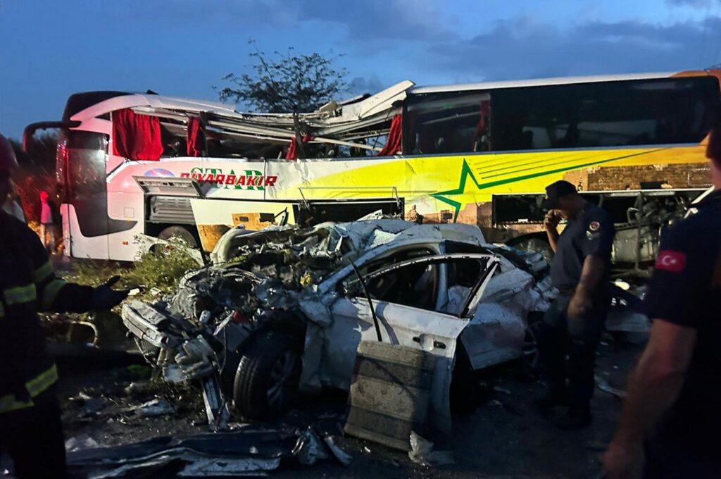 Officials inspect the wreckage of vehicles involved in a traffic accident on the Tarsus-Adana-Gaziantep Highway, Mersin, southern Türkiye, May 27, 2024. (AA Photo)