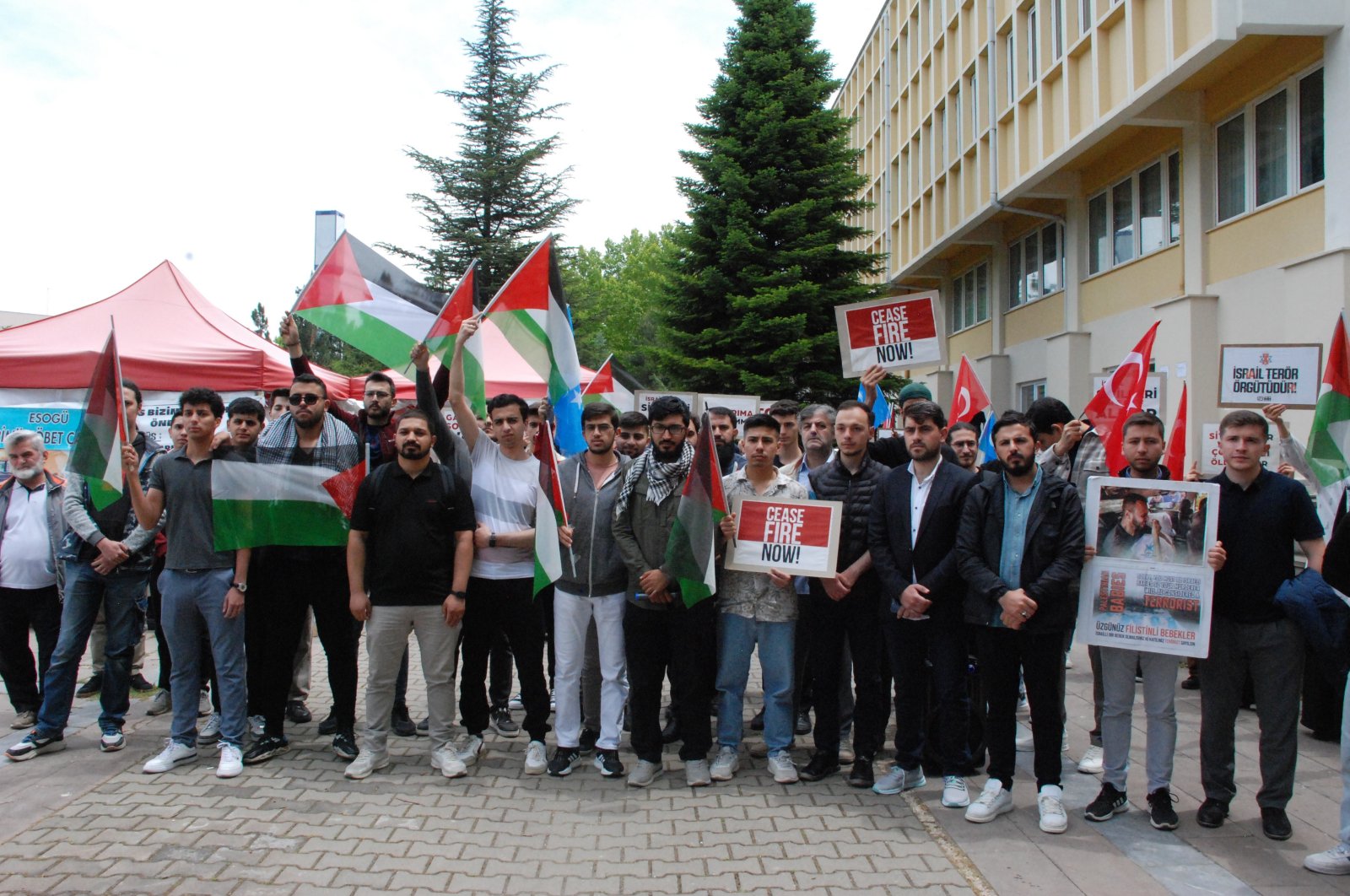 Students of Eskişehir Osmangazi University wave Palestinian and Turkish flags as they protest Israel's attacks on Rafah, in central Eskişehir province, Türkiye, May 28, 2024. (AA Photo)