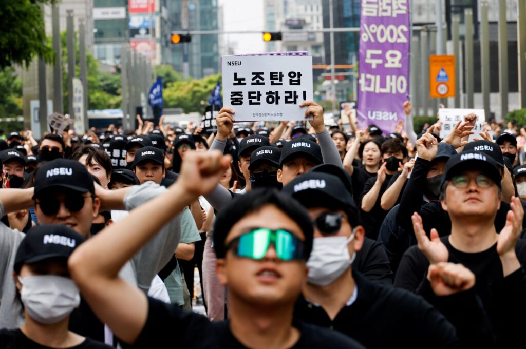 A member of the National Samsung Electronics Union (NSEU) holds a placard that reads "Stop union busting" in front of the Samsung Electronics Seocho Building in Seoul, South Korea, May 24, 2024. (Reuters Photo)