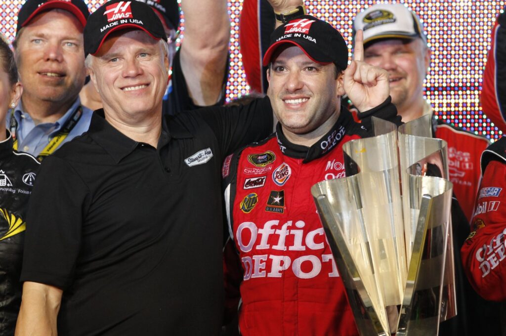 Team co-owner Carl Haas (L) and Tony Stewart pose with the NASCAR Sprint Cup Series season-championship trophy at Homestead-Miami Speedway, Homestead, U.S., Nov. 20, 2011. (AP Photo)