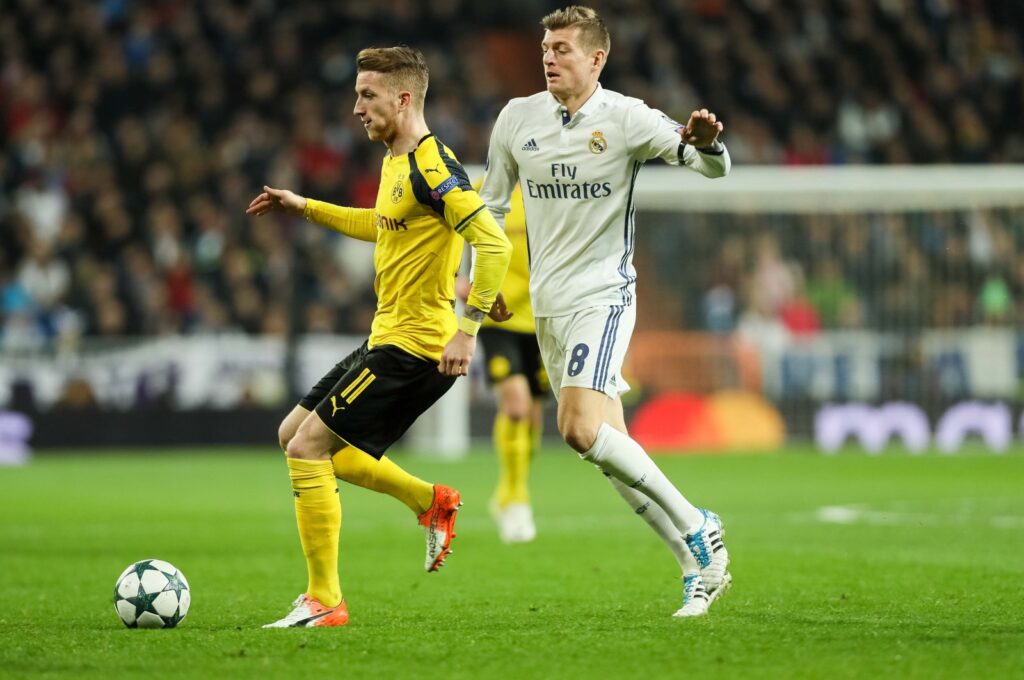 Borussia Dortmund's Marco Reus (L) and Real Madrid's Toni Kroos battle for the ball  during the UEFA Champions League match at the Santiago Bernabeu, Madrid, Spain, Dec. 7, 2016. (Getty Images Photo)