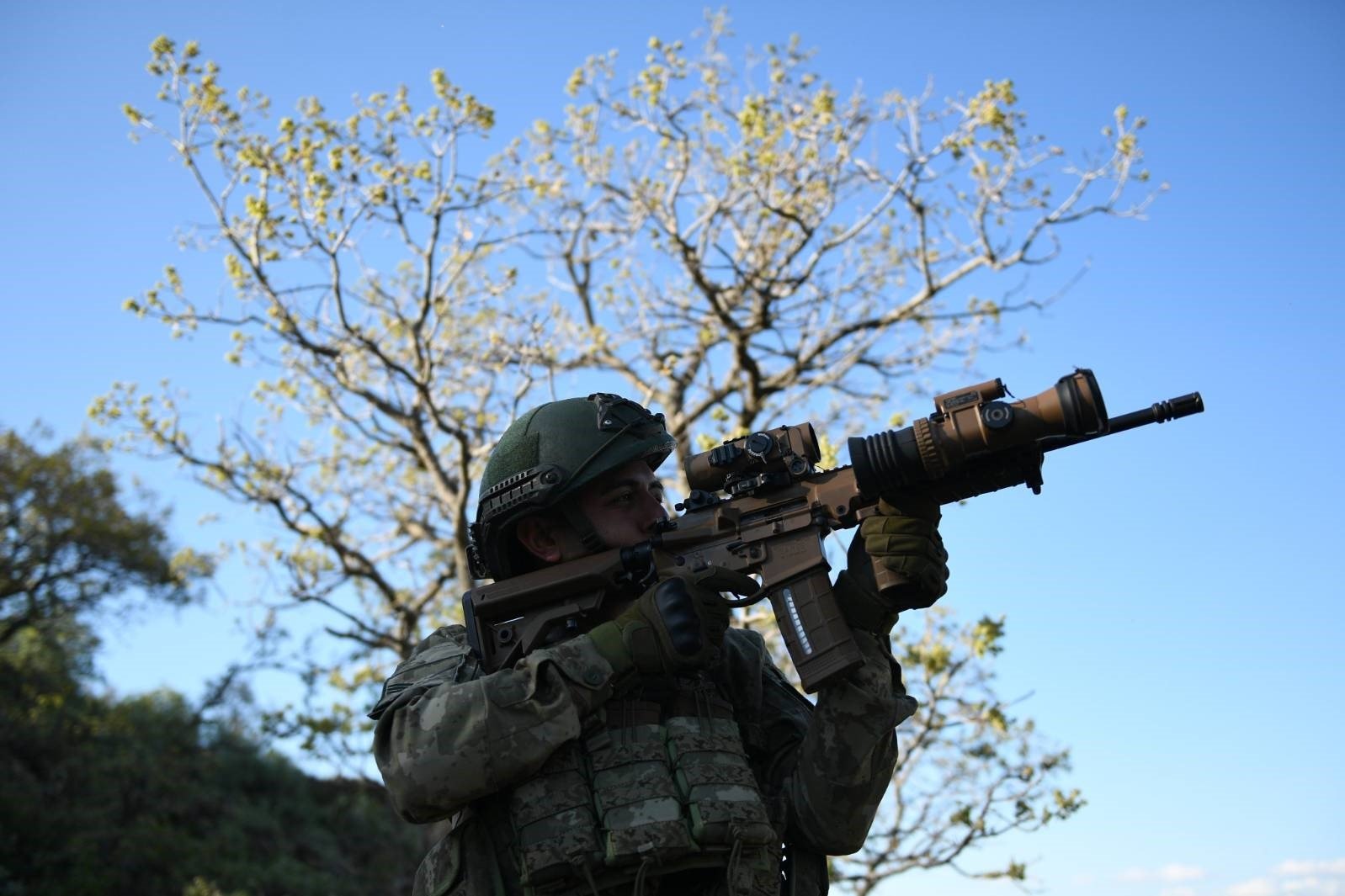 A Turkish soldier partakes in a counterterrorism operation in an undisclosed location in northern Iraq, June 1, 2023. (IHA Photo)
