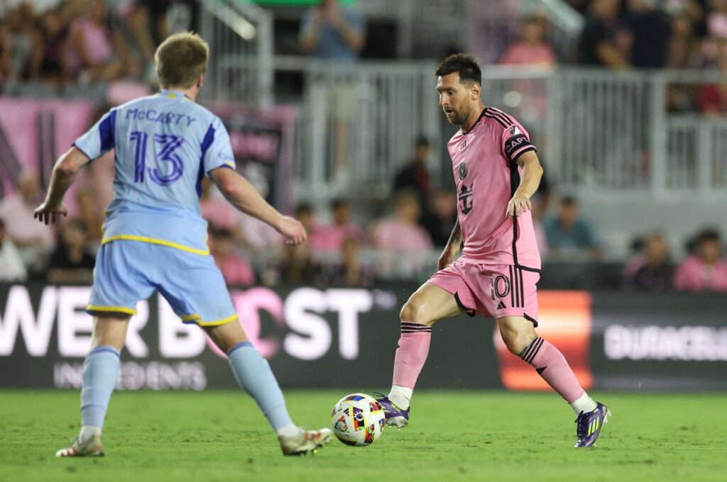 Inter Miami's Lionel Messi (R) dribbles against Atlanta United's Dax McCarty during the second half at Chase Stadium, Fort Lauderdale, U.S., May 29, 2024. (Reuters Photo)