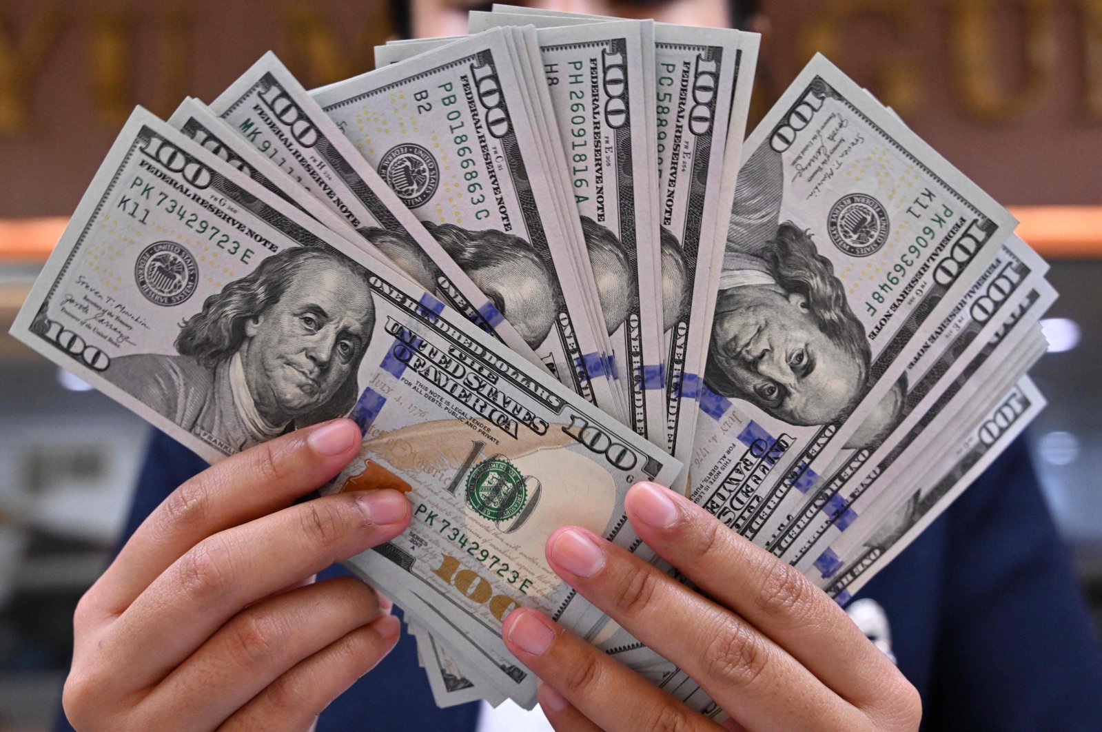 A clerk poses U.S. dollar banknotes at a money changer in Jakarta, Indonesia, May 2, 2024. (AFP Photo)