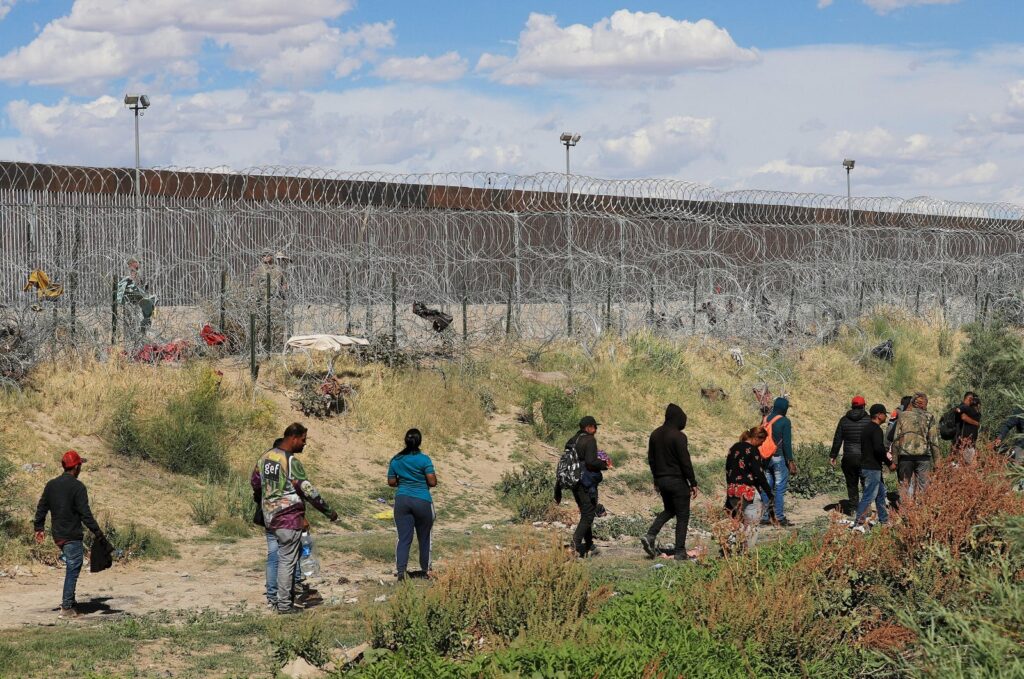 Migrants walk near the border wall near the U.S. border, in Ciudad Juarez, Chihuahua, Mexico, May 26, 2024. (EPA Photo)