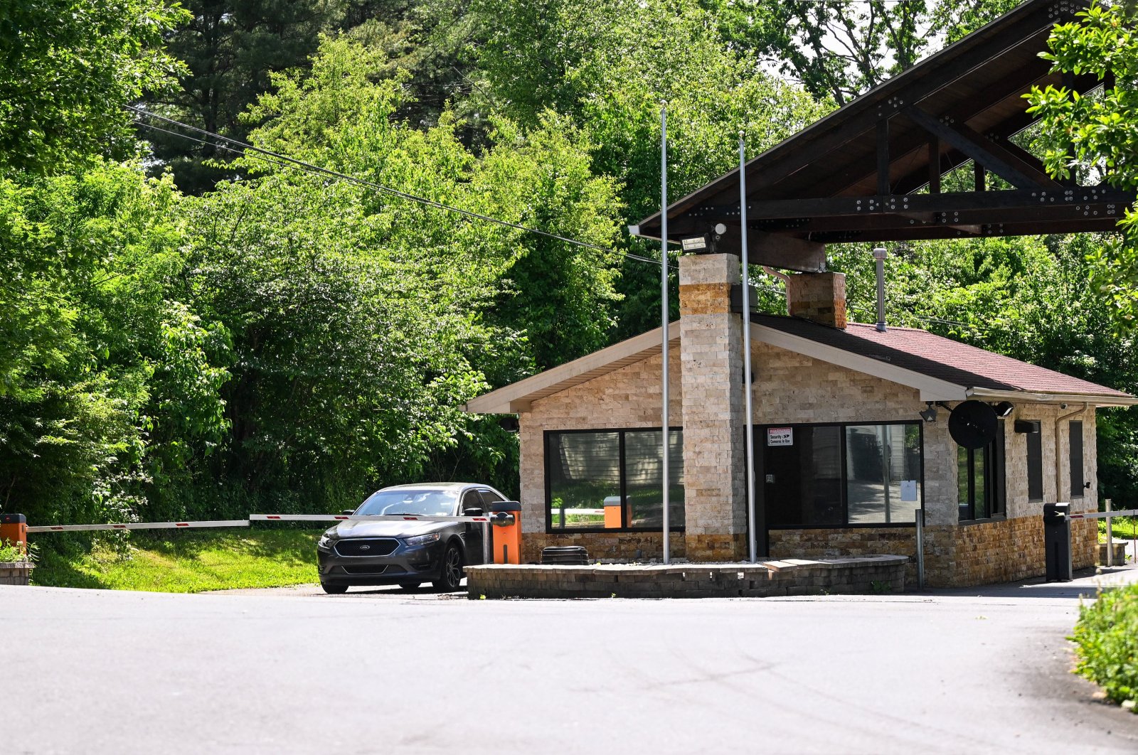 A vehicle is seen coming out of the residence of Fetullah Gülen, the fugitive ringleader of the Gülenist Terrorist Group (FETÖ), Pennsylvania, U.S., May 28, 2024. (AA Photo)