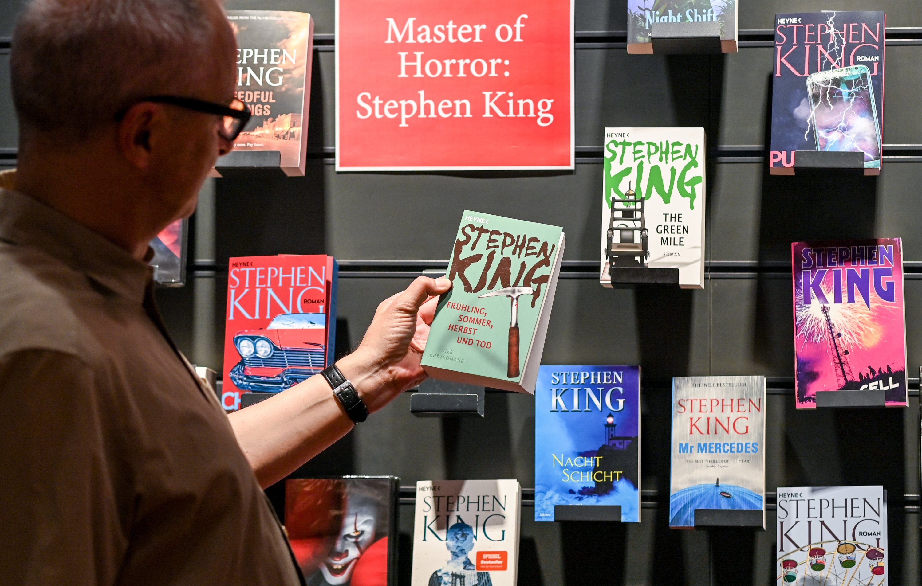 330748 The master of horror has published 12 new terrifying stories about aliens, rattlesnakes and modern America. Stephen King's