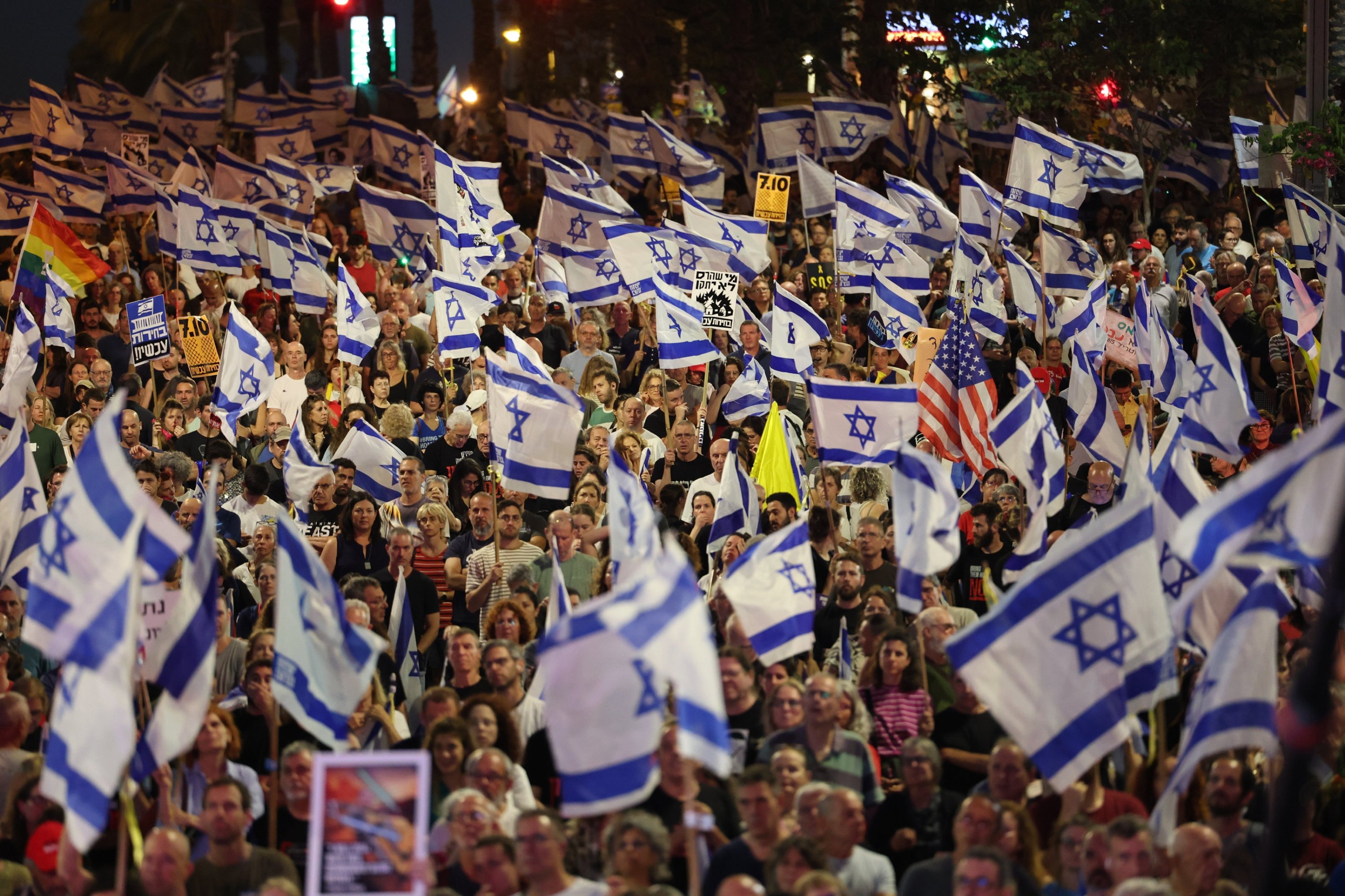 330774 Protesters carrying Israeli flags take to the streets to call on the Israeli cabinet to sign a hostage deal and hold early elections, Tel Aviv, Israel, June 1, 2024. (EPA Photo)