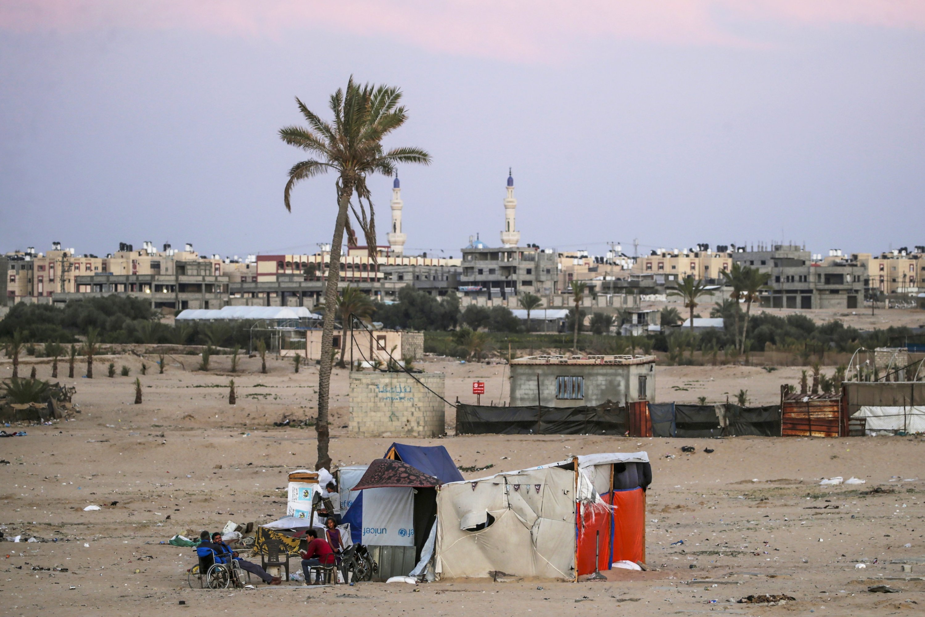 330775 Palestinians reside near the border fence between the Gaza Strip and Egypt in Rafah, southern Gaza, May 31, 2024. (EPA Photo)