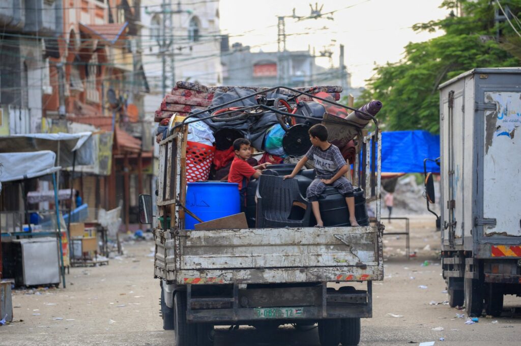Palestinians flee the area of Tal al-Sultan in Rafah amid renewed Israeli strikes, southern Gaza Strip, Palestine, May 28, 2024. (AFP Photo)