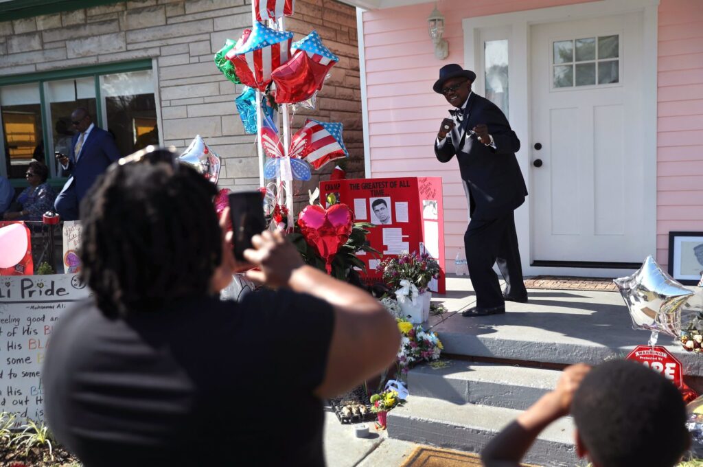 James E Lewis, a minister from Atlanta, Georgia, poses for a photo in a boxing pose in front of the childhood home of Muhammed Ali in Louisville, Kentucky, June 10, 2016. (Getty Images Photo)