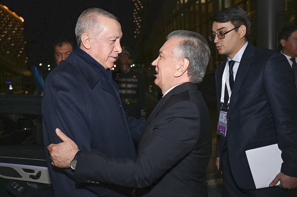 Uzbekistan's President Shavkat Mirziyoyev (front R) greets President Recep Tayyip Erdoğan, Tashkent, Uzbekistan, Nov. 8, 2023. (AP Photo)