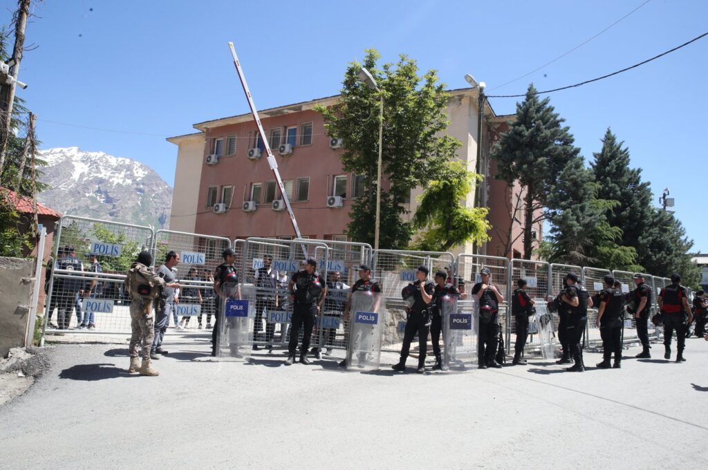 Security measures outside the courthouse during Mehmet Sıddık Akış's trial, Hakkari, southeastern Türkiye, June 5, 2024. (AA Photo)