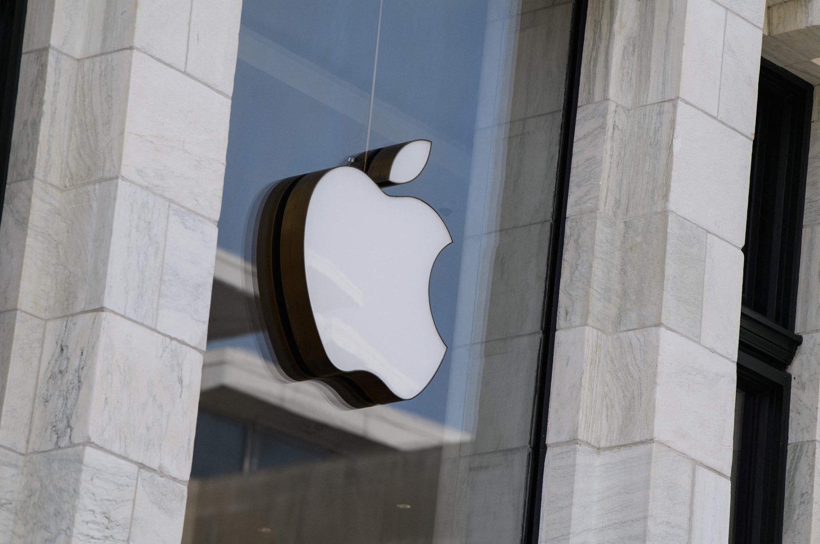 The Apple logo is seen at the entrance of an Apple store in Washington, D.C., U.S., Sept. 14, 2021. (AFP Photo)