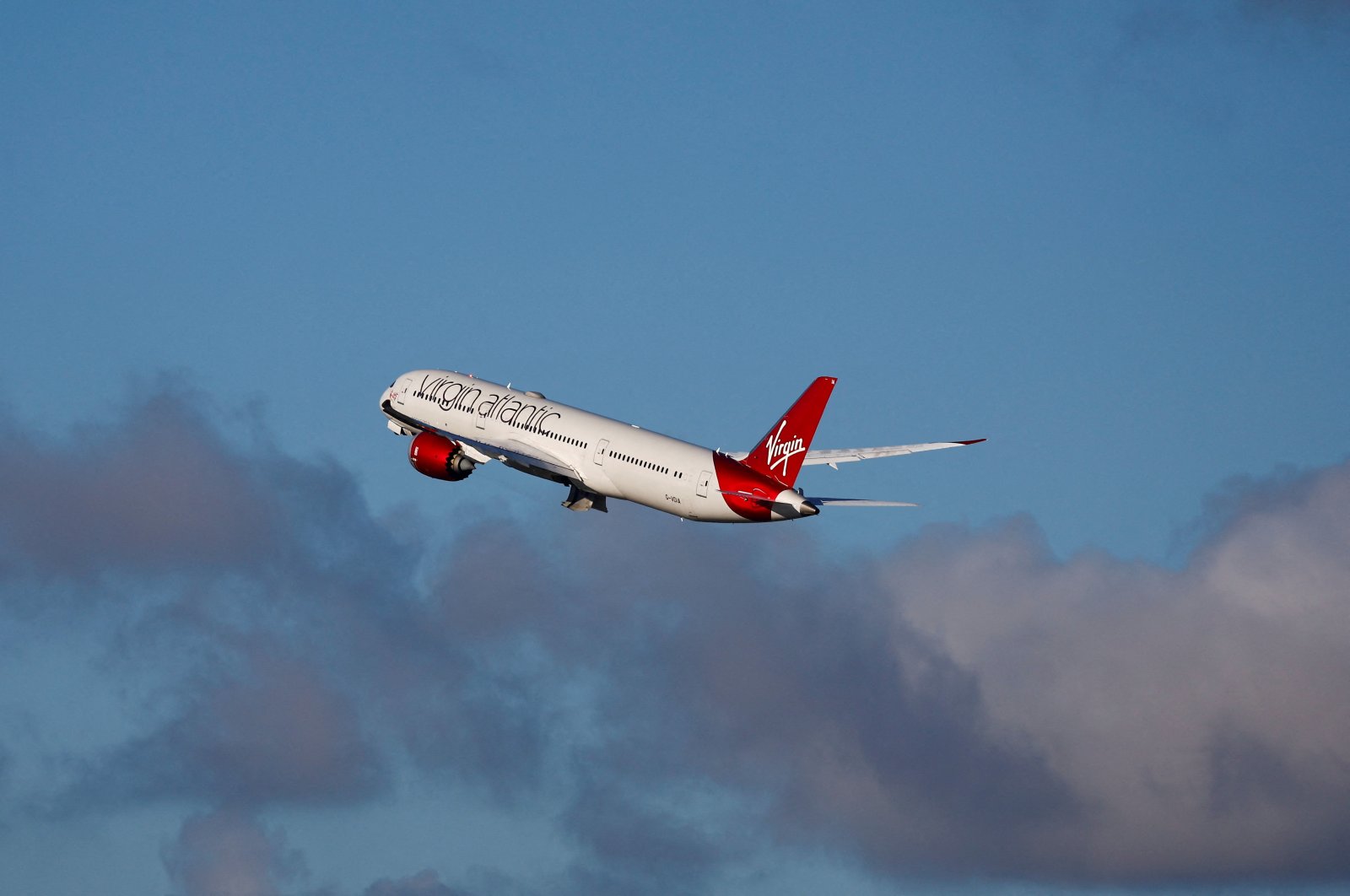 A Virgin Atlantic Boeing 787 departs from Heathrow Airport to perform the first 100% sustainable aviation fuel trans-Atlantic flight to John F. Kennedy International Airport in New York, London, Britain, Nov. 28, 2023. (Reuters Photo)