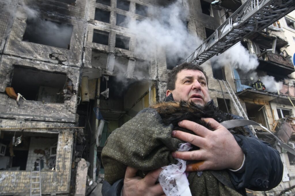 A resident of Kyiv carries his cat that was rescued from his flat after it was hit by a shell after Russia's attack on Ukraine, Obolon district, Kyiv, Ukraine, March 14, 2022 (Getty Images Photo)