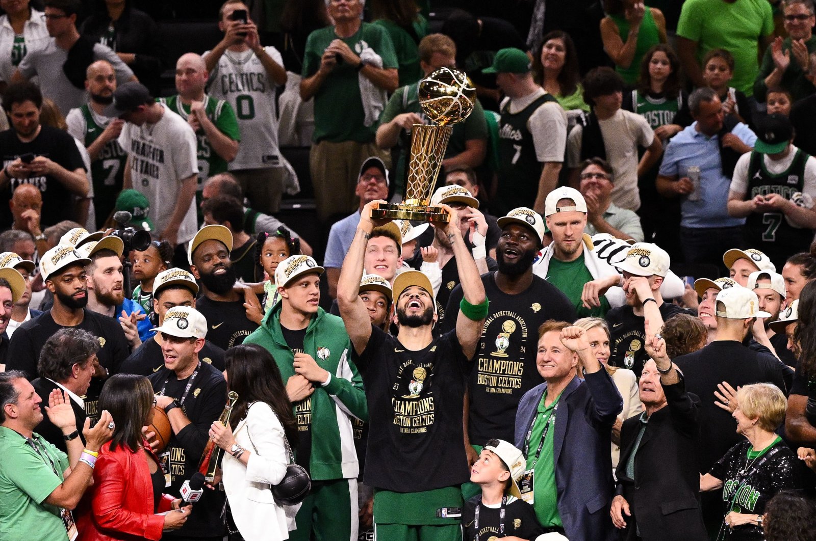 Boston Celtics forward Jayson Tatum (C) holds up the Larry O'Brien Championship Trophy after the Celtics beat the Dallas Mavericks in game five of the 2024 NBA Finals at the TD Garden, Boston, Massachusetts, U.S., June 17, 2024. (Reuters Photo)