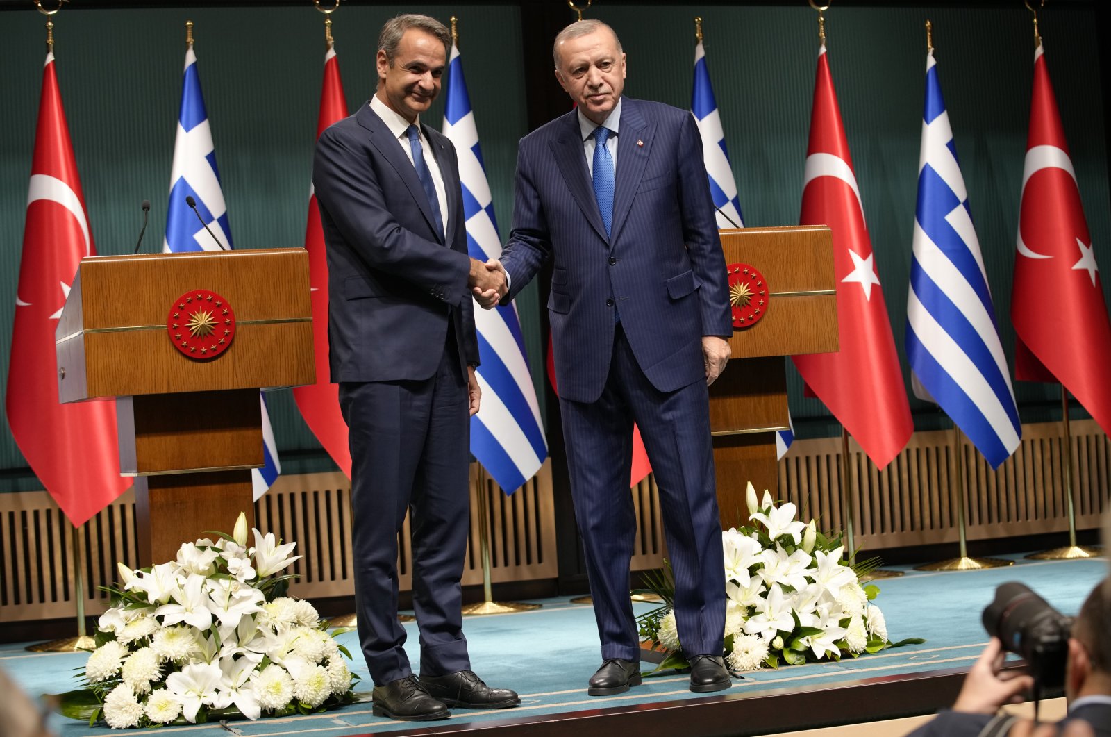President Recep Tayyip Erdoğan (R) and Greek Prime Minister Kyriakos Mitsotakis shake hands after a joint news conference in Ankara, Türkiye, May 13, 2024. (AP Photo)