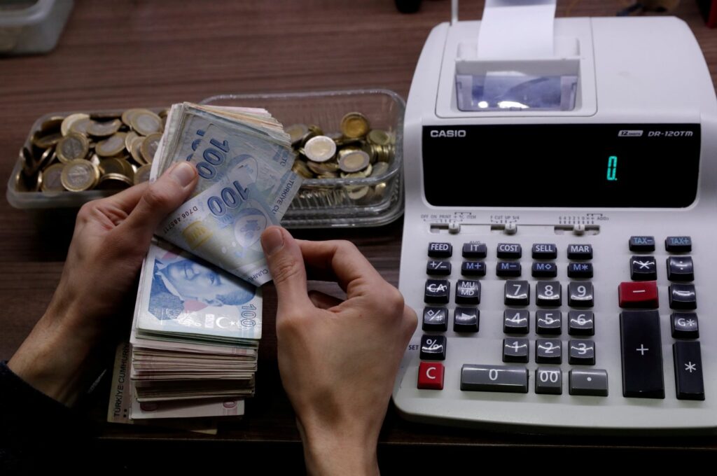 A merchant counts Turkish lira banknotes at the Grand Bazaar in Istanbul, Türkiye, March 29, 2019. (Reuters Photo)