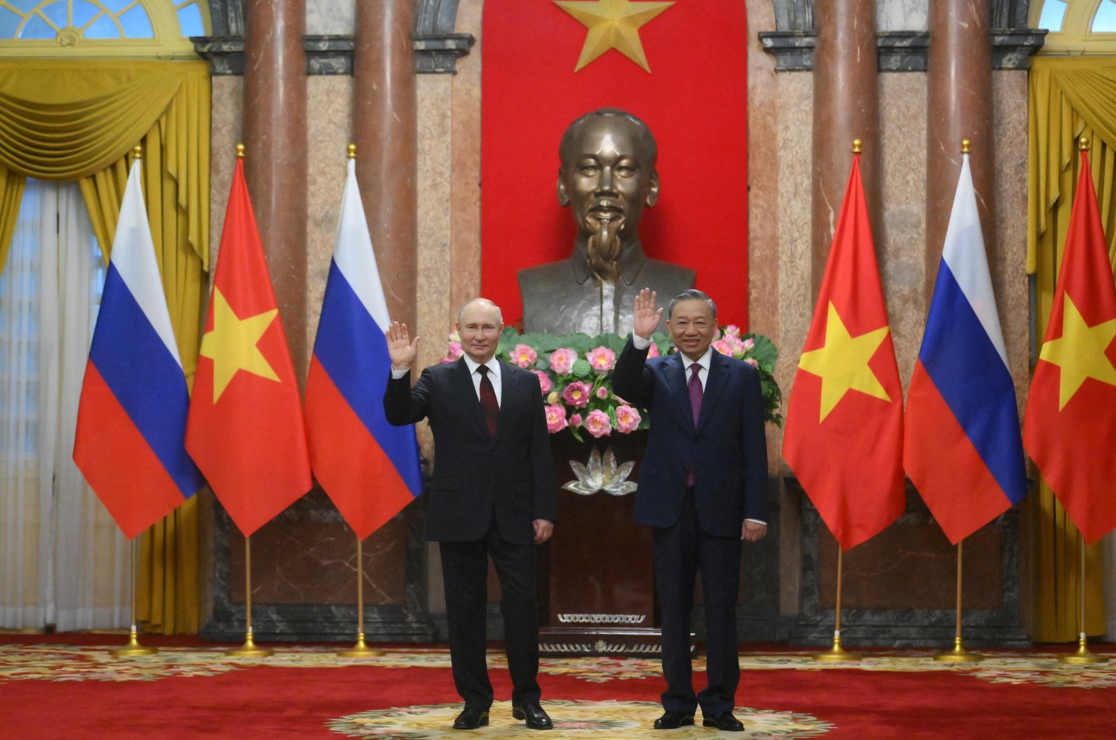 Russia's President Vladimir Putin and Vietnam's President To Lam pose for photos during an official visit at the Presidential Palace in Hanoi, Vietnam, June 20, 2024. (Reuters Photo)