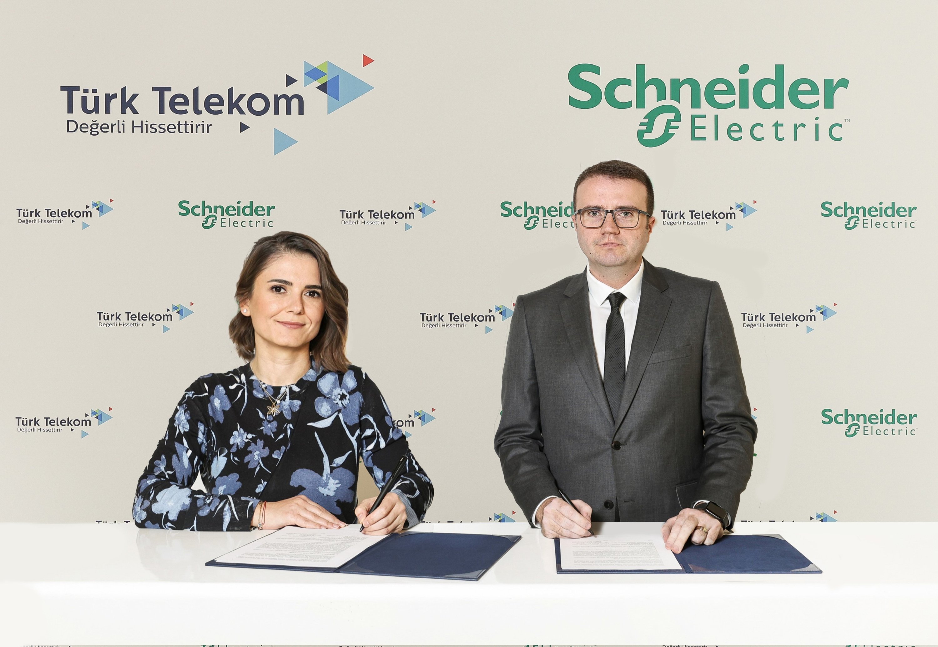 333433 Zeynep Özden (L), deputy general manager in charge of marketing and customer experience at Türk Telekom, and Mehmet Sağlam, vice president in charge of the digital energy and secure power business unit at Schneider Electric Türkiye, Central Asia Region. (Courtesy of Türk Telekom)