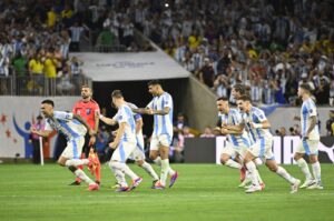 Players of Argentina celebrate following the team's victory in the penalty shoot-out during the CONMEBOL Copa America 2024 quarterfinal match between Argentina and Ecuador at NRG Stadium, Houston, Texas, U.S., July 4, 2024. (Getty Images Photo)