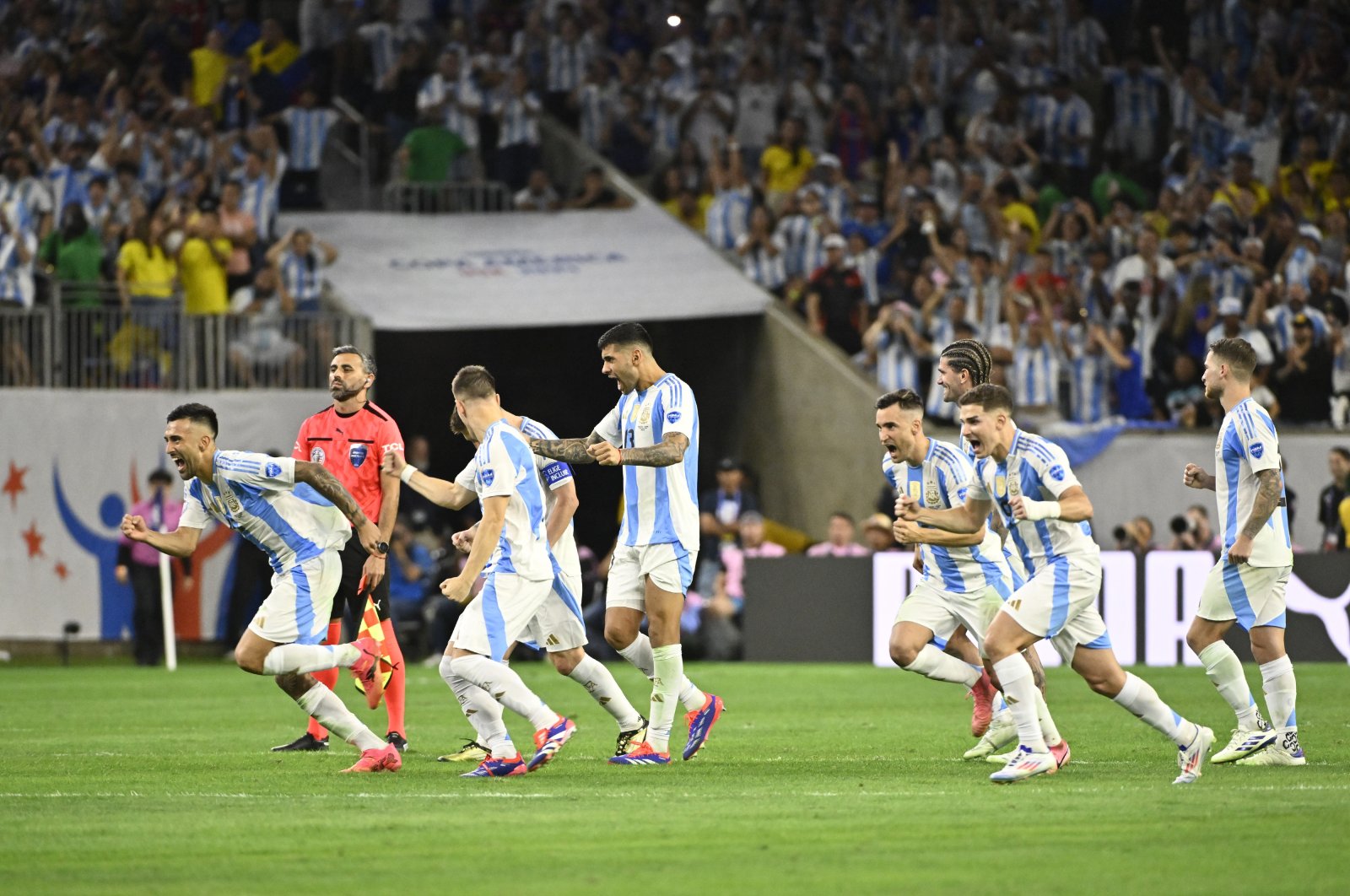 Players of Argentina celebrate following the team's victory in the penalty shoot-out during the CONMEBOL Copa America 2024 quarterfinal match between Argentina and Ecuador at NRG Stadium, Houston, Texas, U.S., July 4, 2024. (Getty Images Photo)