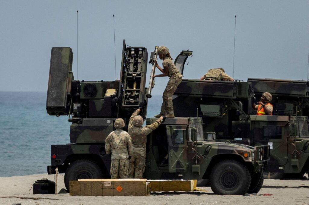 U.S. troops prepare a Stinger missile during a live fire exercise in the annual joint military exercises between U.S. and Philippine troops called "Balikatan" or shoulder-to-shoulder, at a naval base in San Antonio, Zambales province, Philippines, April 25, 2023. (Reuters File Photo)