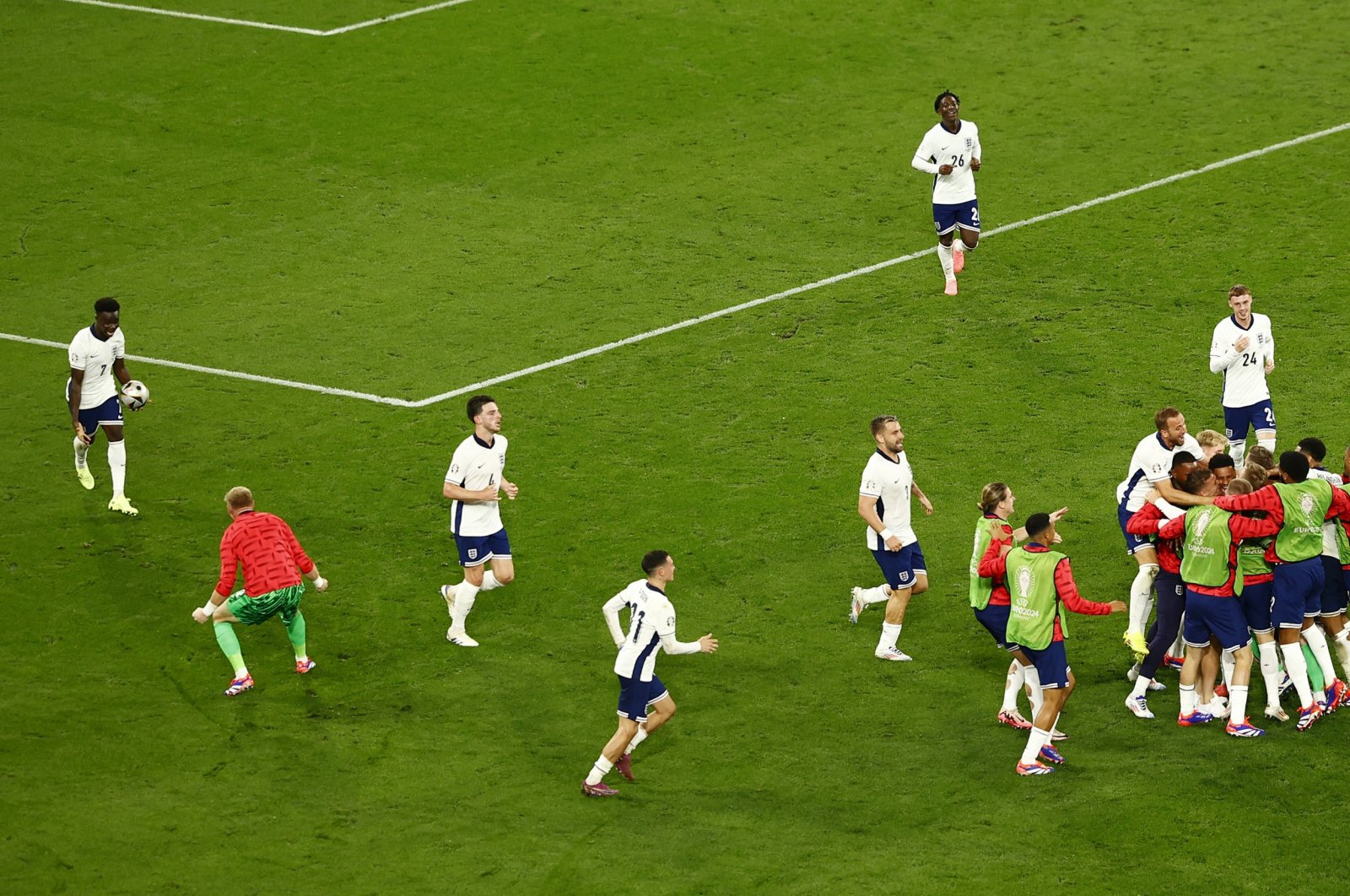 England's Ollie Watkins celebrates scoring their second goal with teammates, July 10, 2024. (Reuters Photo)