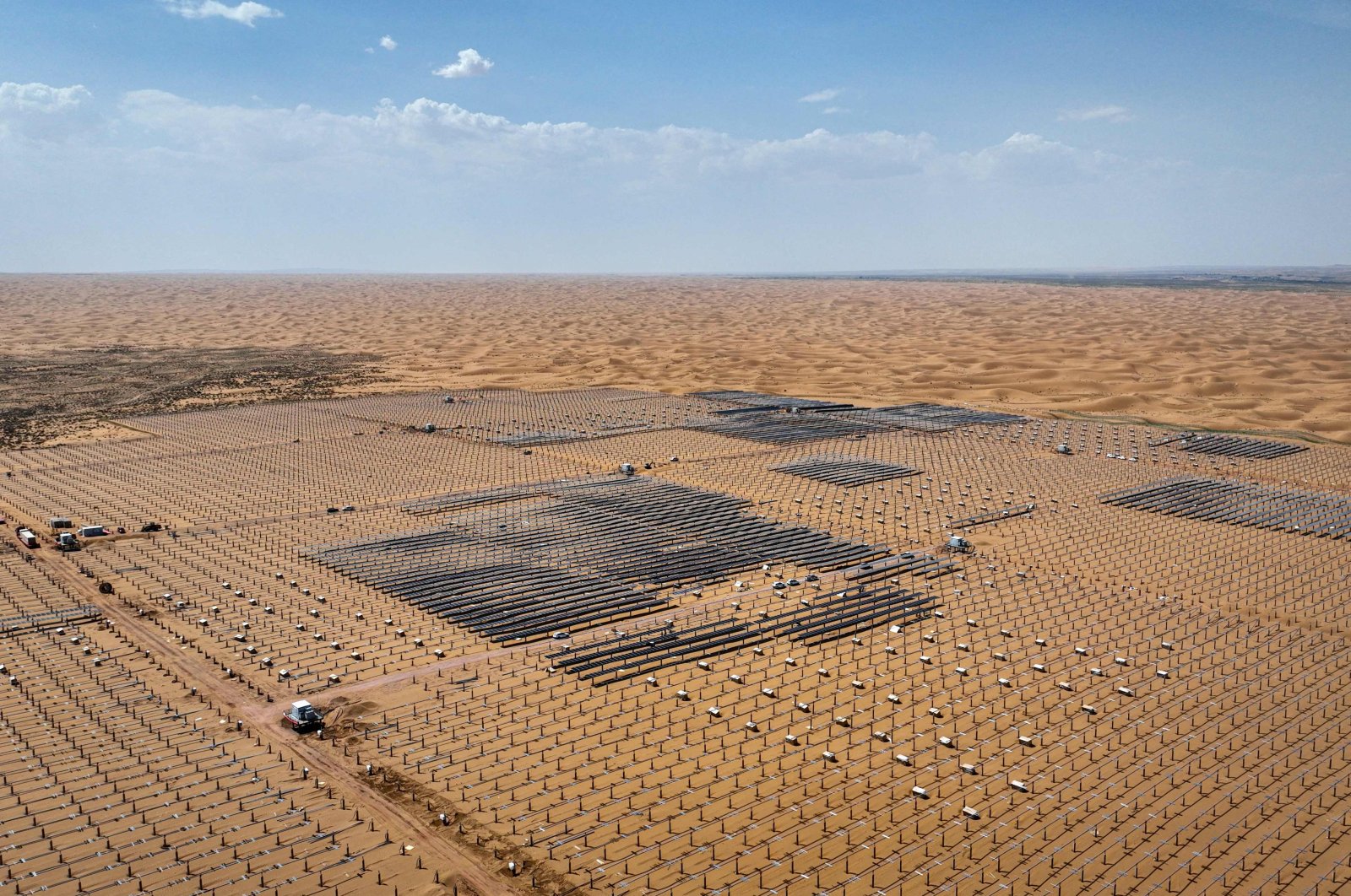Solar panels under construction at the Ningxia Tengger Desert New Energy Base, Zhongwei, China, May 9, 2024. (AFP File Photo)