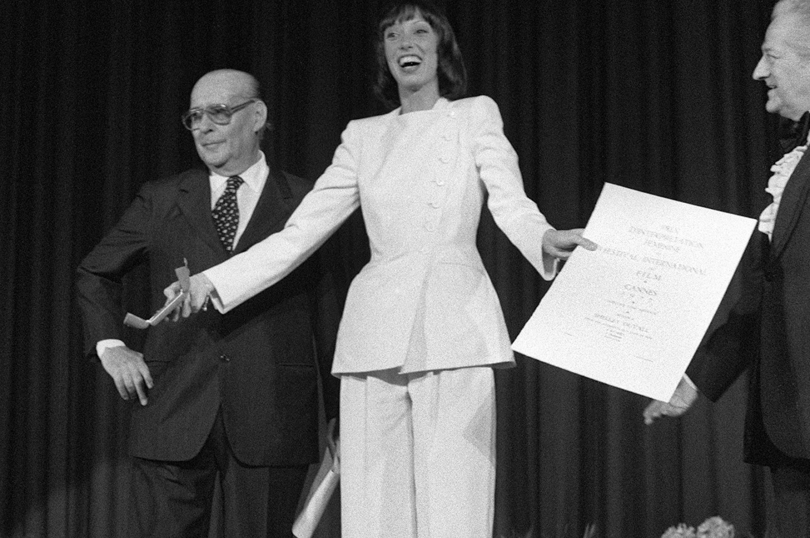 U.S. actor Shelley Duvall (C) receives the best actress award for the film "3 Women" by Robert Altman, during the Cannes International Film Festival, Cannes, France, May 27, 1977. (AFP Photo)