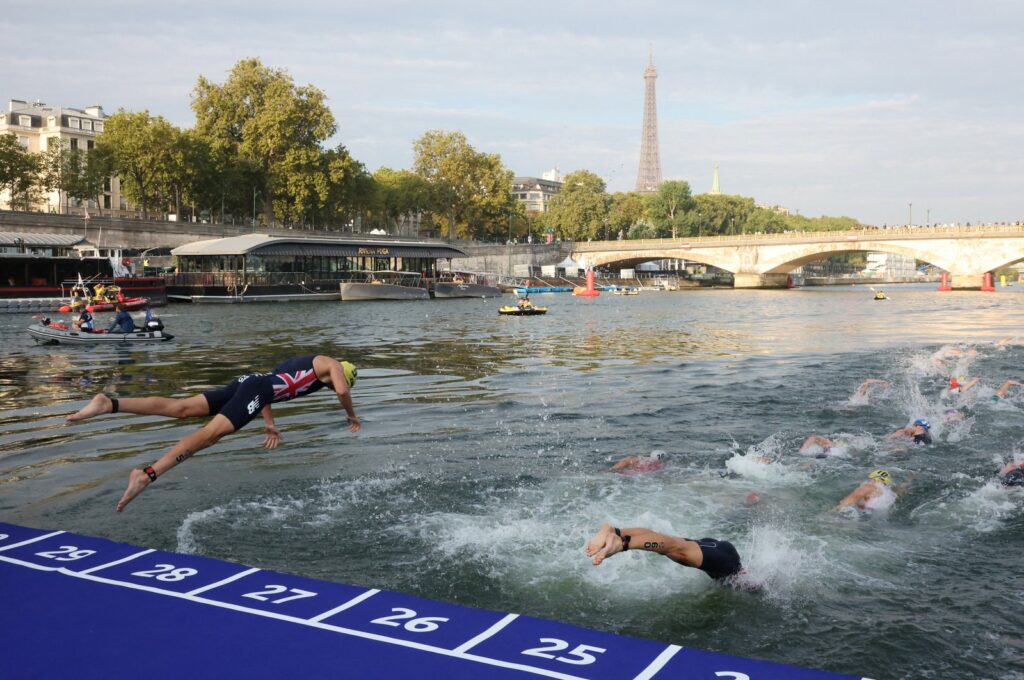 Athletes compete in the elite men's triathlon test event for the Olympics in the river Seine, Paris, France, Aug. 18, 2023. (Reuters Photo)