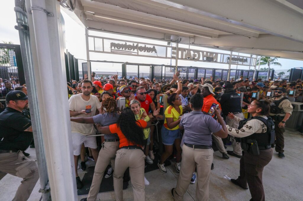 Fans rush the gates before the Copa America Final match between Argentina and Colombia at Hard Rock Stadium, Miami, U.S., July 14, 2024. (Reuters Photo)