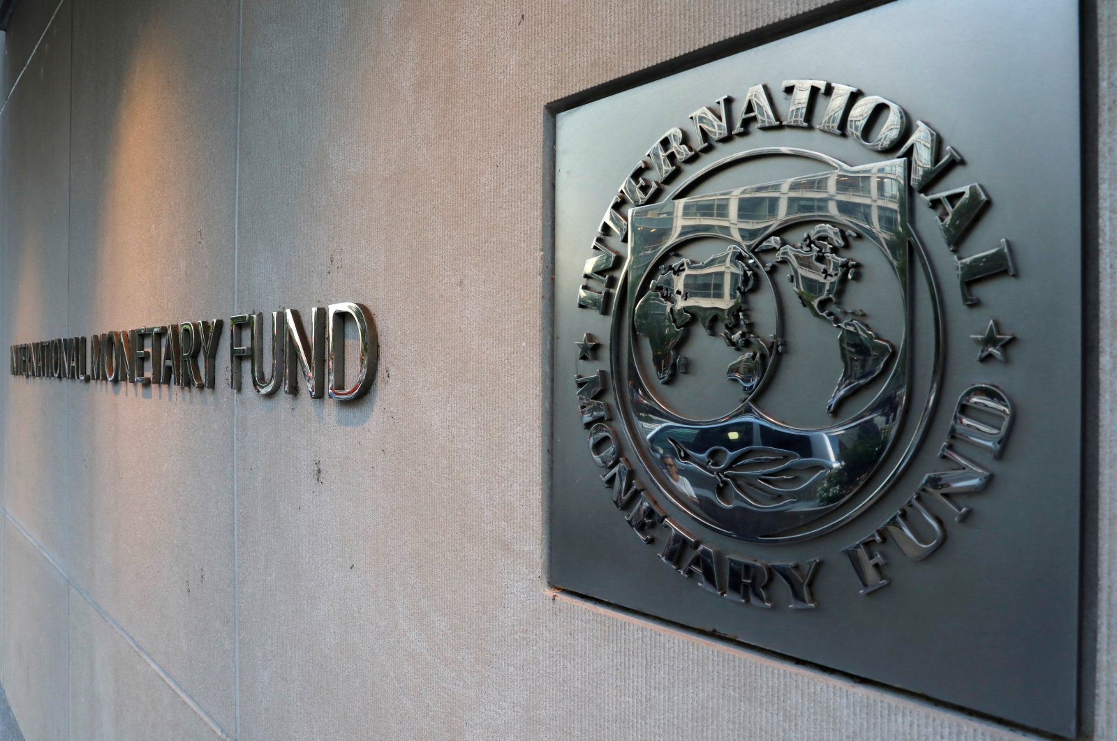 The International Monetary Fund (IMF) logo is seen outside the headquarters building in Washington, U.S., Sept. 4, 2018. (Reuters Photo)