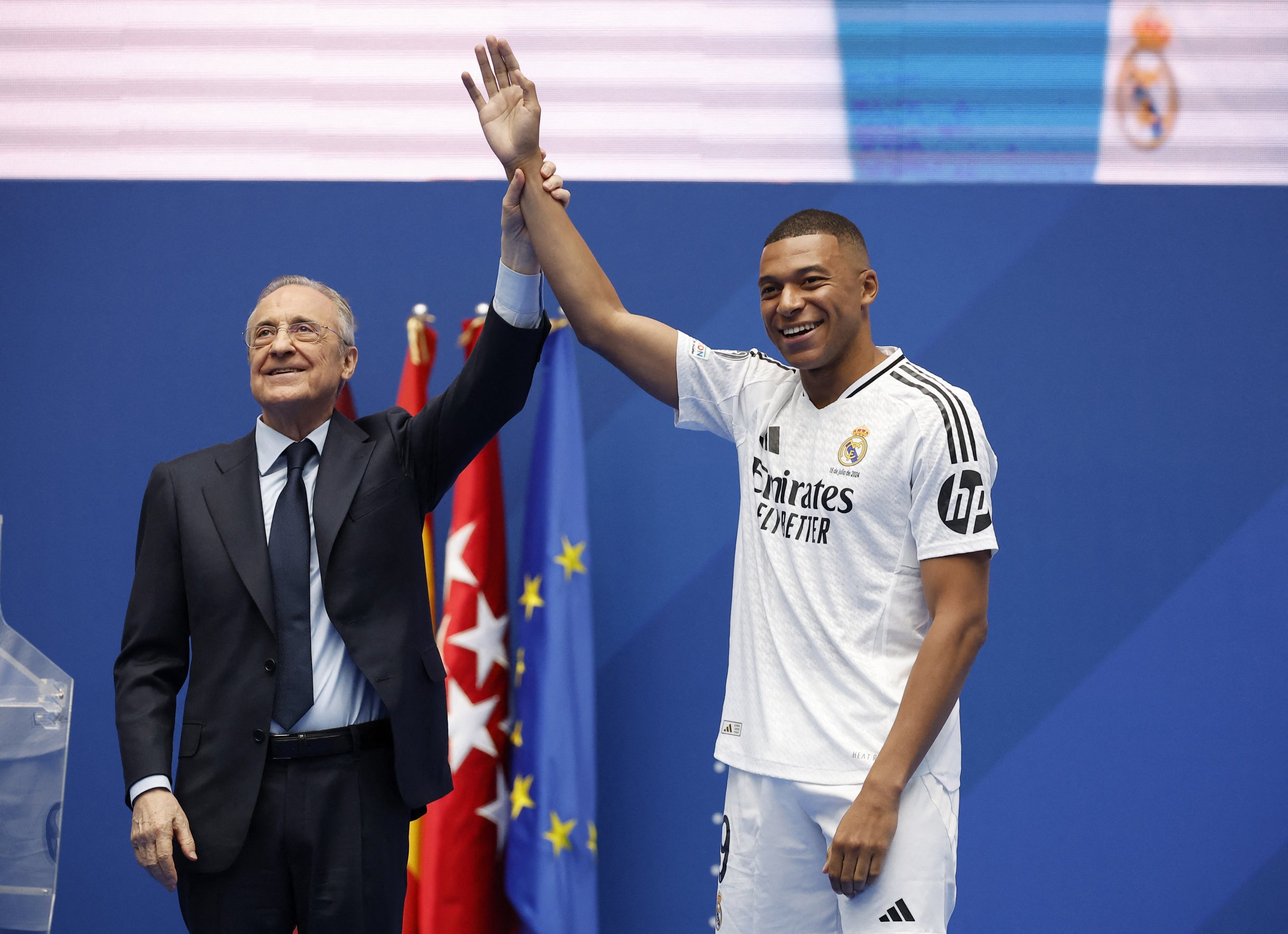 337102 New Real Madrid signing Kylian Mbappe (R) with club President Florentino Perez during the presentation at the Santiago Bernabeu, Madrid, Spain, July 16, 2024. (Reuters Photo)