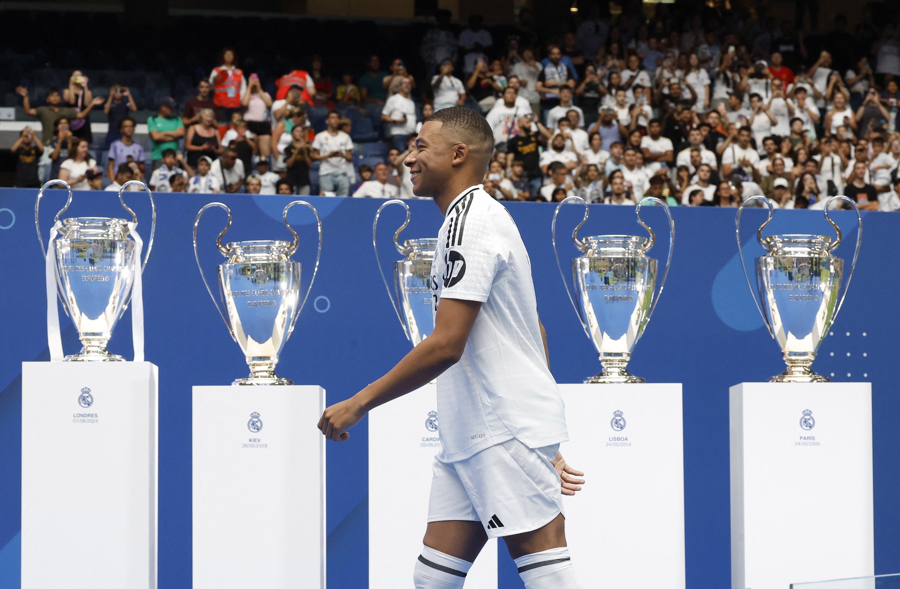 337103 New Real Madrid signing Kylian Mbappe walks to the stage during the presentation at the Santiago Bernabeu, Madrid, Spain, July 16, 2024. (Reuters Photo)