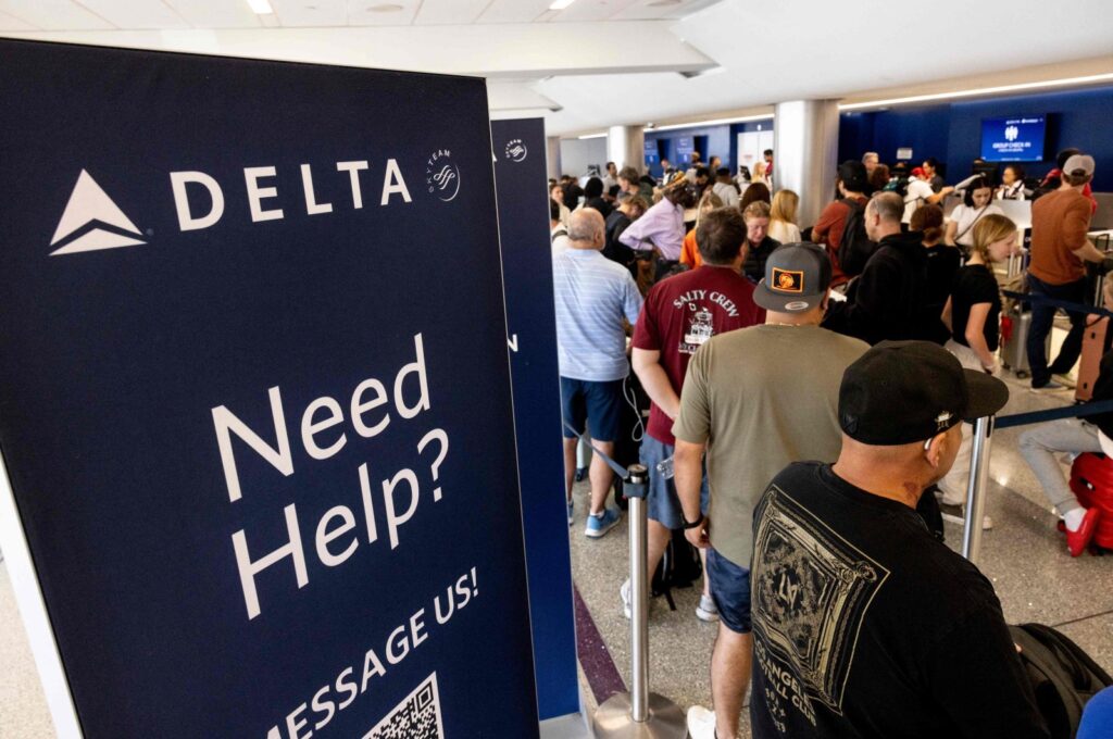 Travelers wait in line at check-in in Terminal 2, Delta Air Lines, at Los Angeles International Airport, Los Angeles, U.S., July 19, 2024. (AFP Photo)