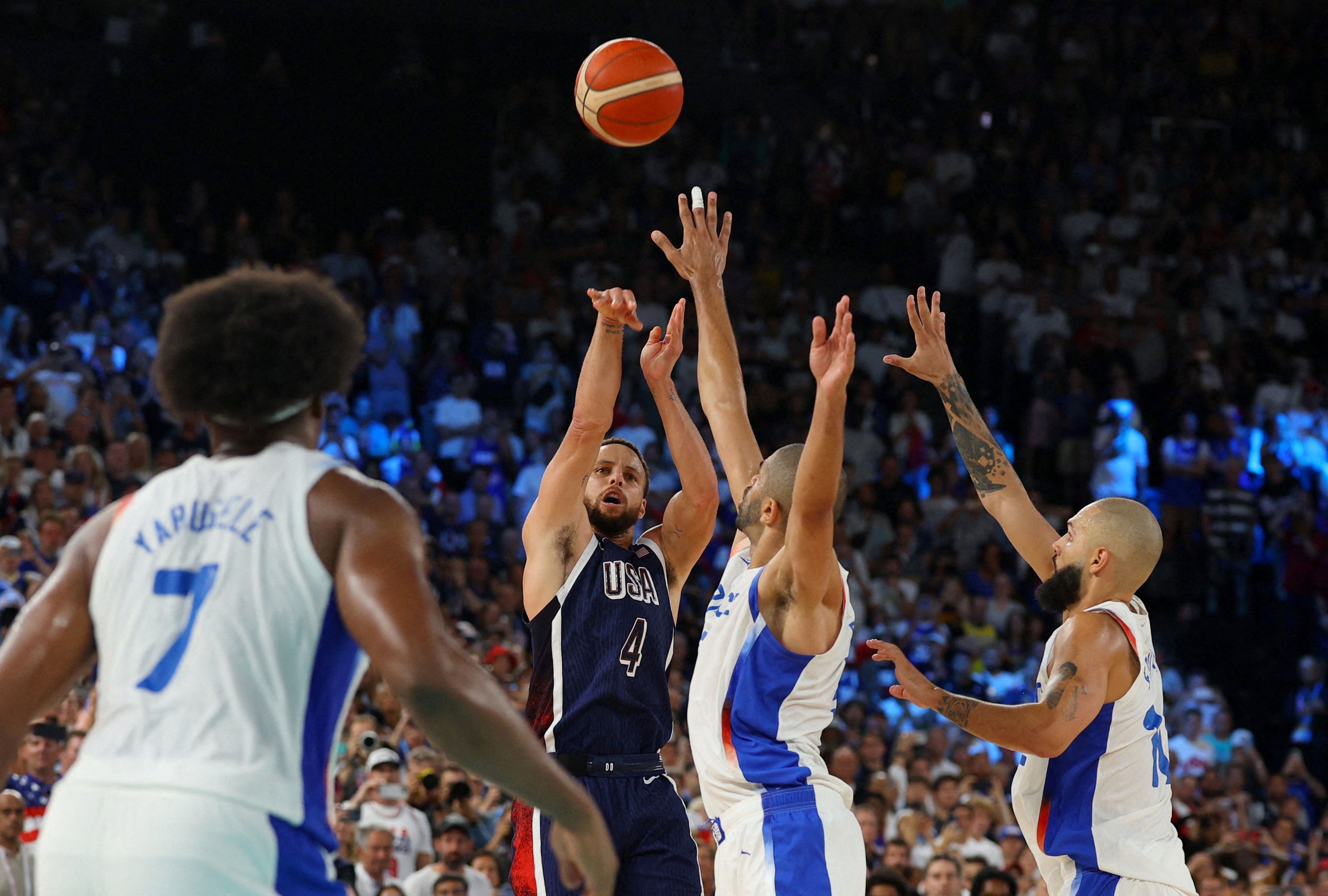 341010 USA's Stephen Curry shoots to score against France in the Paris 2024 Olympics Basketball men's final, Paris, France, Aug. 10, 2024. (Reuters Photo)