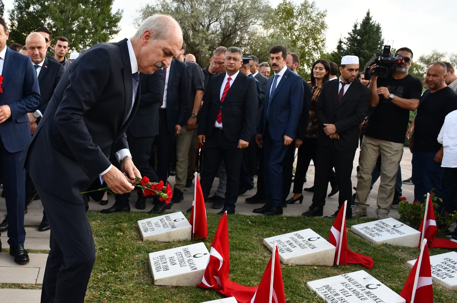 Parliament Speaker Numan Kurtulmuş leaves red carnations for the soldiers killed in the Battle of Dumlupınar, at a cemetery in central Kütahya province, Türkiye, Aug. 25, 2024. (AA Photo)
