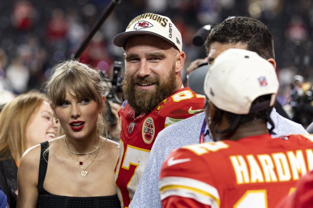 Kansas City Chiefs' Travis Kelce (C) and Taylor Swift (L) react as they see Mecole Hardman Jr. following the NFL Super Bowl 58 football game between the San Francisco 49ers and the Kansas City Chiefs at Allegiant Stadium, Las Vegas, U.S., Feb. 11, 2024. (Getty Images Photo)