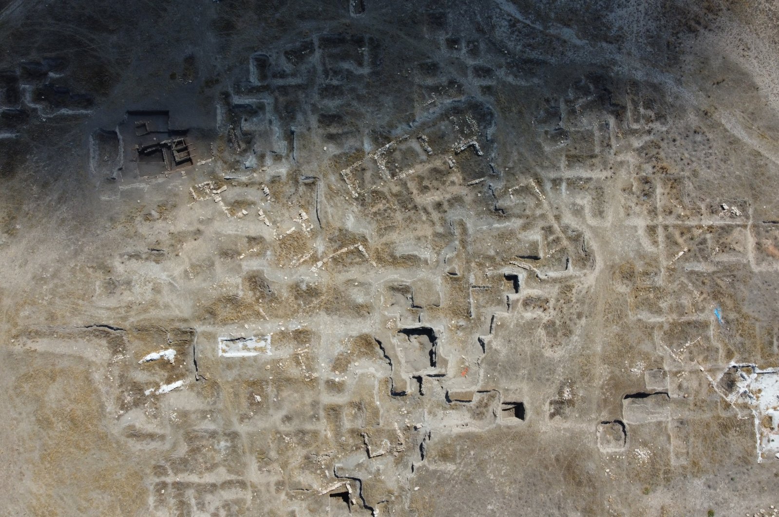 An aerial view of Küllüoba Mound, an archaeological site revealing ancient Bronze Age burial rituals, Eskişehir, Türkiye, Sept. 1, 2024. (AA Photo)