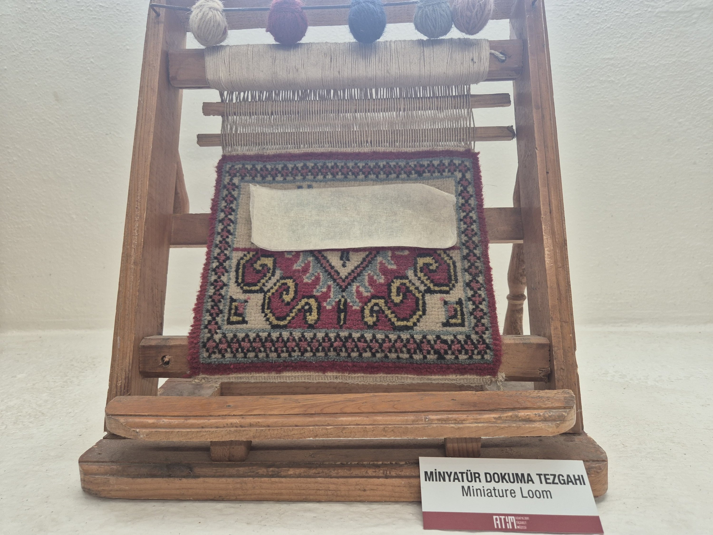 344355 A miniature loom on display at Adapazarı Trade Museum, Sakarya, Türkiye, Aug. 27, 2024. (Photo by Ayşe Sena Aykın)