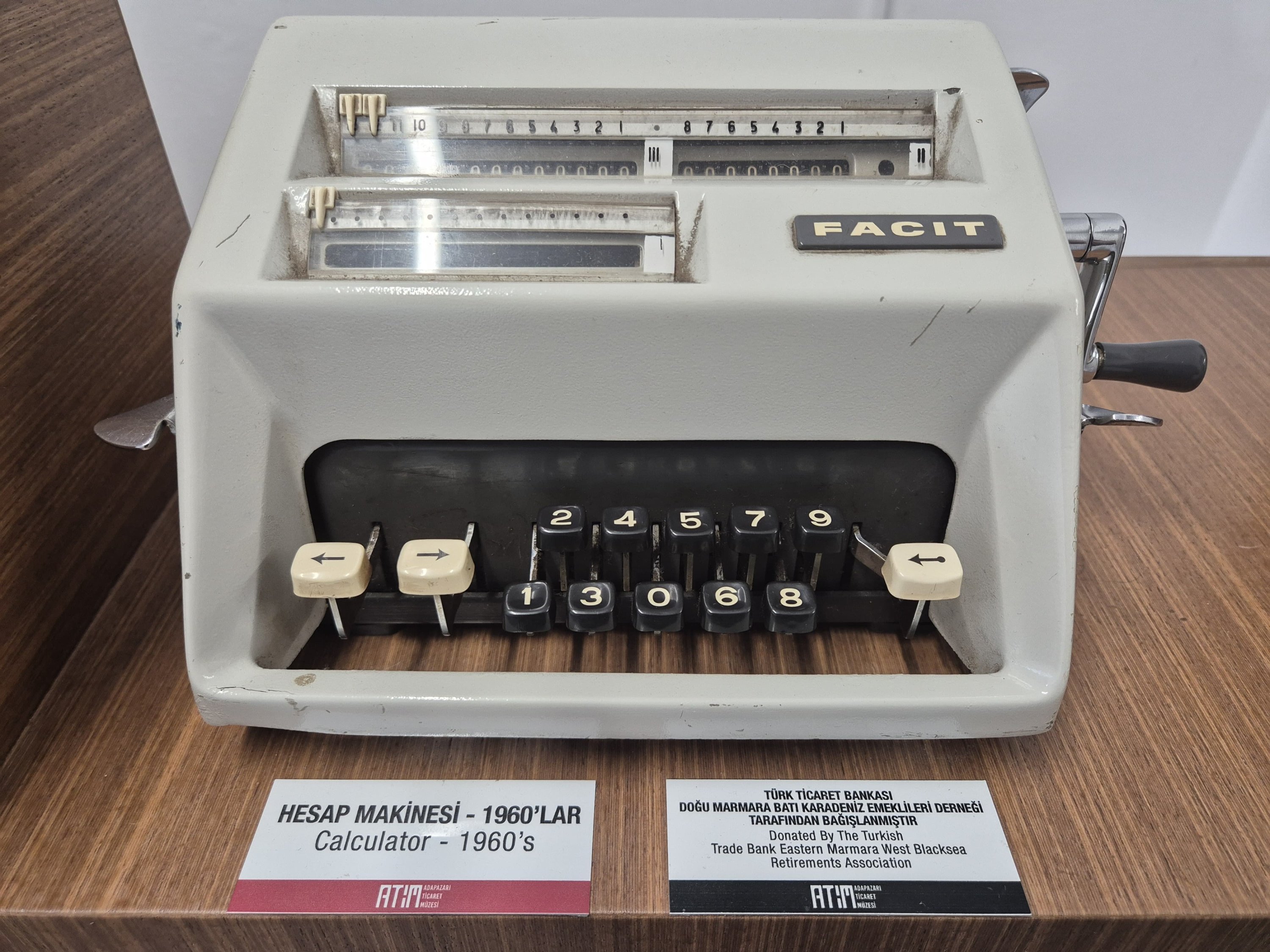 344362 A 1960s calculator, an intriguing relic of the past, on display at the Adapazarı Trade Museum, Sakarya, Türkiye, Aug. 27, 2024. (Photo by Ayşe Sena Aykın)